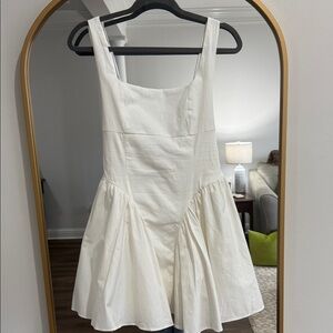 Stylish White Sleeveless Dress with Bow